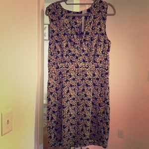 Floral print sleeveless dress.
